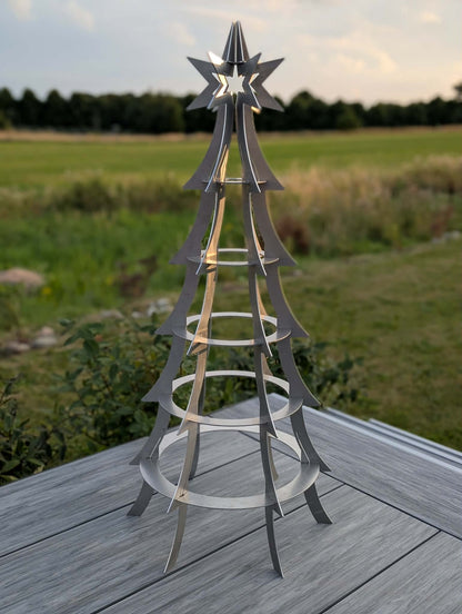 Cortenstål juletræ opstillet på terrasse, 120 cm